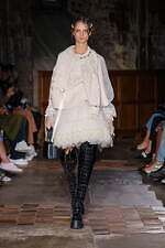 シモーネ ロシャ2022年春夏コレクション、意外性のあるフェミニンなコード｜写真4