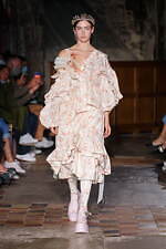 シモーネ ロシャ2022年春夏コレクション、意外性のあるフェミニンなコード｜写真24