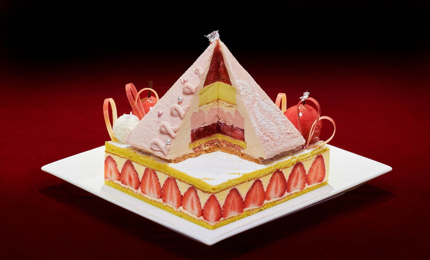 帝国ホテル 大阪2021年クリスマスケーキ、“クリスマスツリー”モチーフのルビーチョコ＆苺のケーキ｜写真6