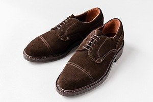 ジョセフ チーニー“深みブラウン”のスエードシューズ、ドレスとカジュアルの要素を融合