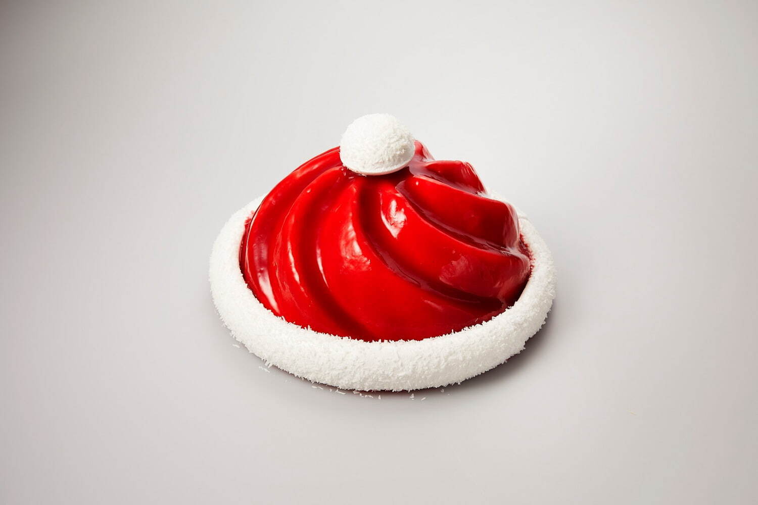 ＜シャングリ・ラ 東京＞“サンタの帽子”モチーフのムースケーキ