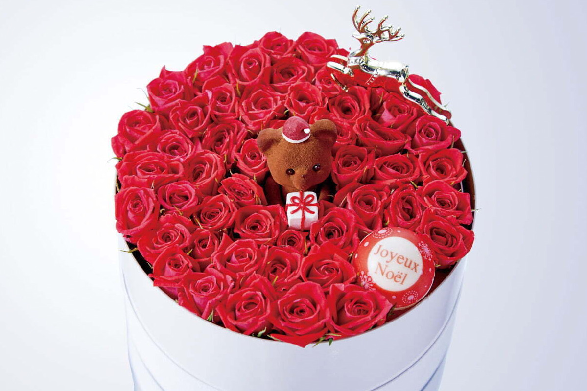 ルワンジュ東京のクリスマス2021、テディベアを花束で囲んだチーズケーキ＆スノードームケーキなど