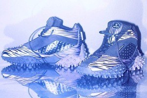 エイティーズの新作スニーカー「エイフェックス」反射材アッパー＆凹凸立体ソール、バスケシューズを基に