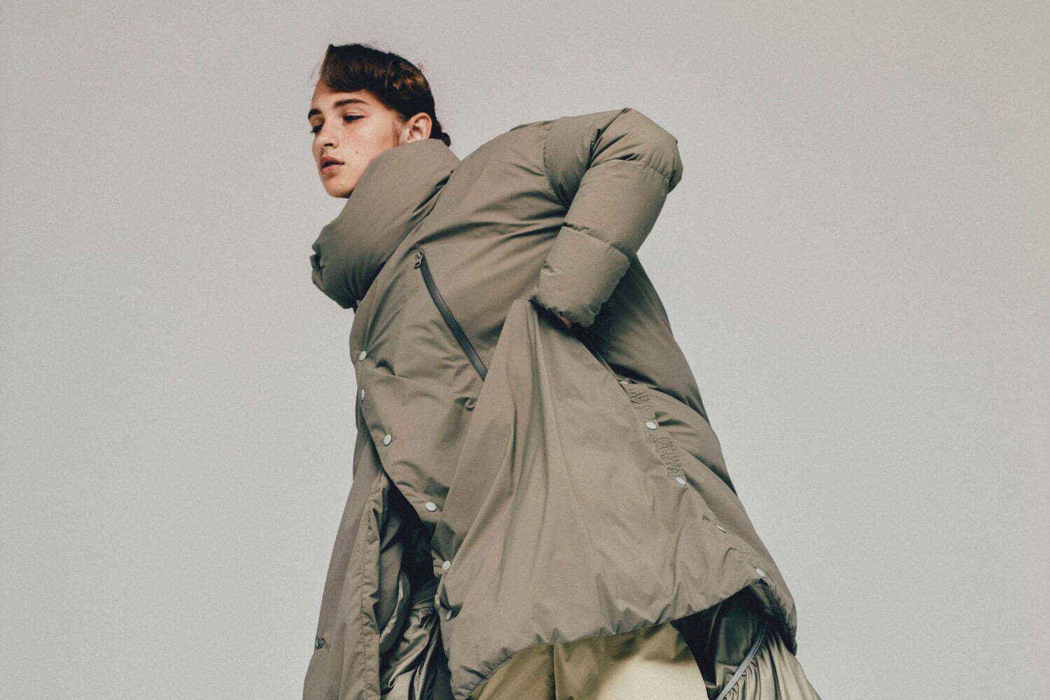 ナンガ×エフシーイーのメンズ＆ウィメンズダウン、ミニマルなショート丈ジャケットやスタンドカラーコート