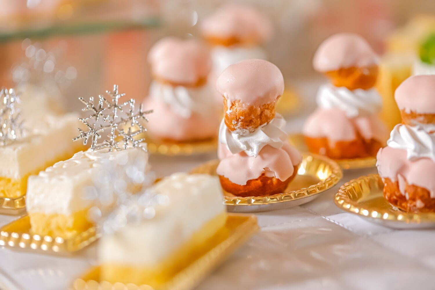 「マリーアントワネットのスイーツパーティー」クリスマスブッフェが大阪で、ピンクのシュークリームなど｜写真2