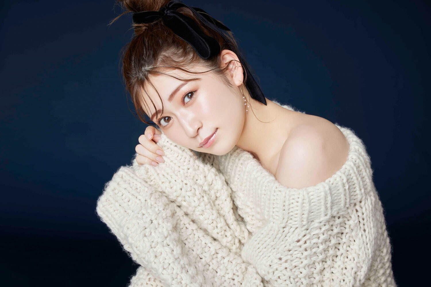 吉田朱里のビー アイドル21年冬コスメ、“大人ピンク”のつやぷるリップやバームハイライト入りアイパレ｜写真10