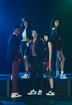 ジミー チュウ×POGGY×エリック・ヘイズ“星”を飾ったパンプスやローファー、光るベアブリックも｜写真9