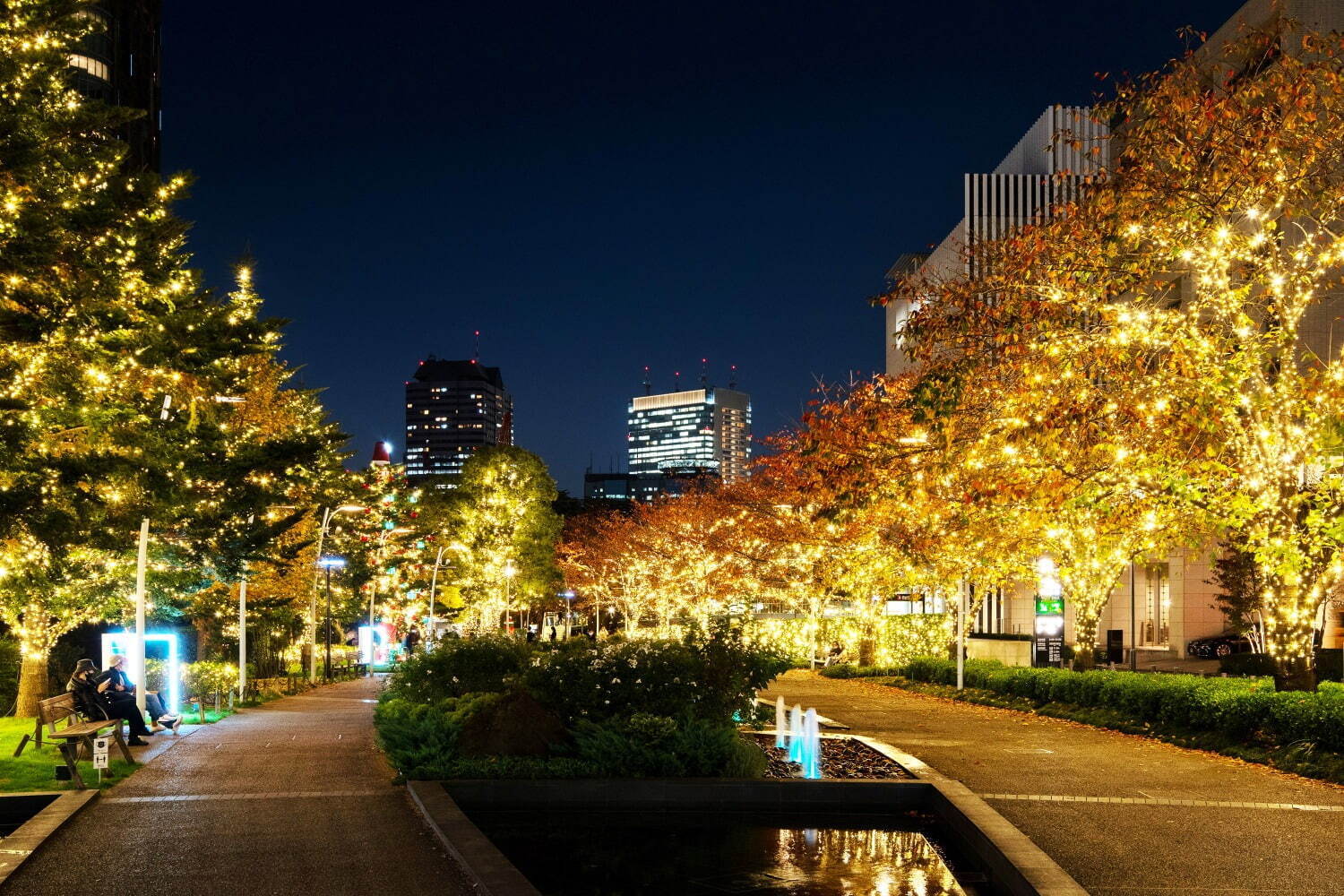 東京ミッドタウンのクリスマス2021、イルミネーション“光の散歩道”＆しゃぼん玉漂う光のスノードーム｜写真1