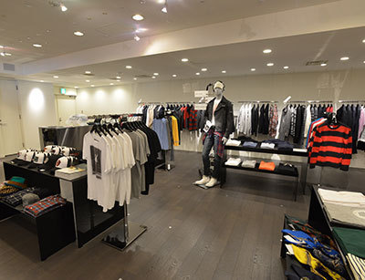 バーニーズ新宿店 メンズフロアをリニューアル ‐ ハイカジュアルブランドの展開拡大