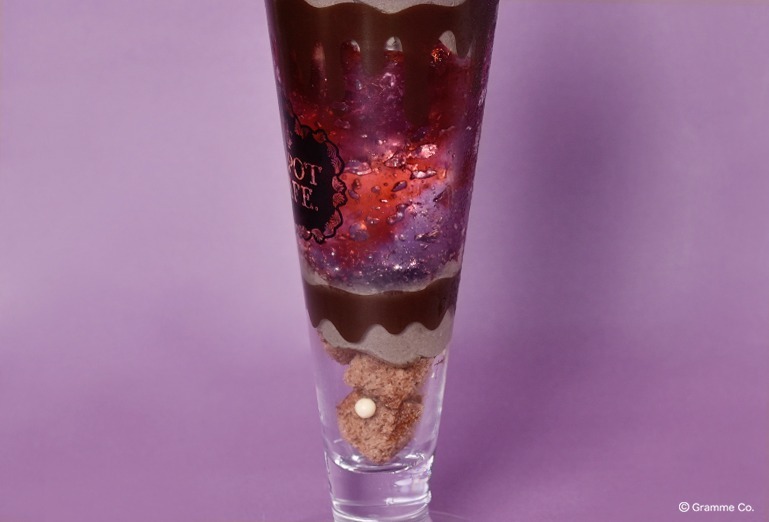 Q-pot CAFE.の毒リンゴ入り?!限定パフェ、レッド×パープルの“ヴィラン”カラーで｜写真5