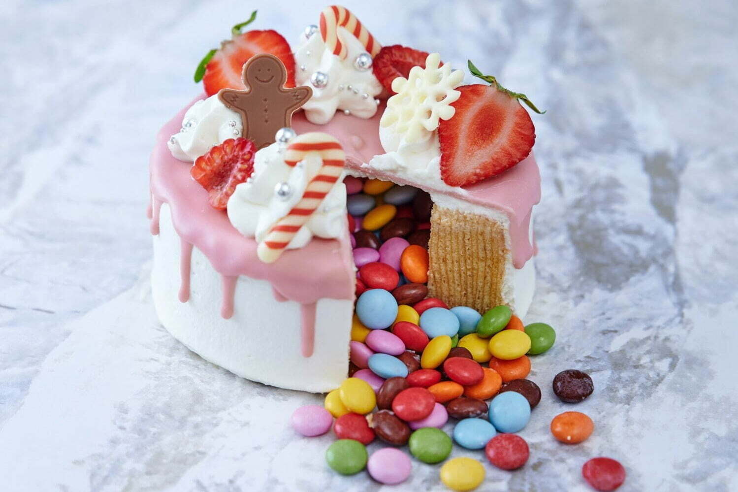 クリスマス｜ザ ストリングス 表参道のクリスマスケーキ2021、カラフルチョコ溢れる「サプライズケーキ」など