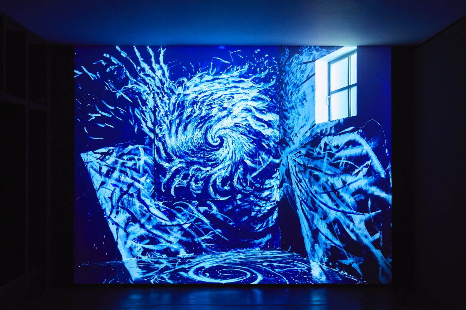 石田尚志《絵と窓の間》2018年
［映像］4kビデオ(サイレント) 4分33秒／16mmフィルム(サイレント) 2分16秒
［絵画］アクリル絵具、水彩、チョーク、キャンバス
© Takashi Ishida, Courtesy of Taka Ishii Gallery