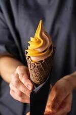 ル・ショコラ・アラン・デュカスの秋冬スイーツ、10種スイーツのアフタヌーンティー＆かぼちゃソフト｜写真1