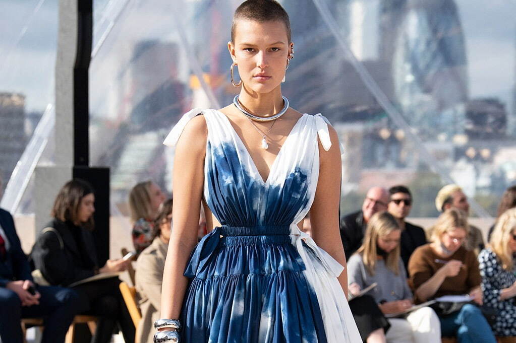 アレキサンダー・マックイーン2022年春夏コレクション - 嵐のようにパワフルに、常に変化して