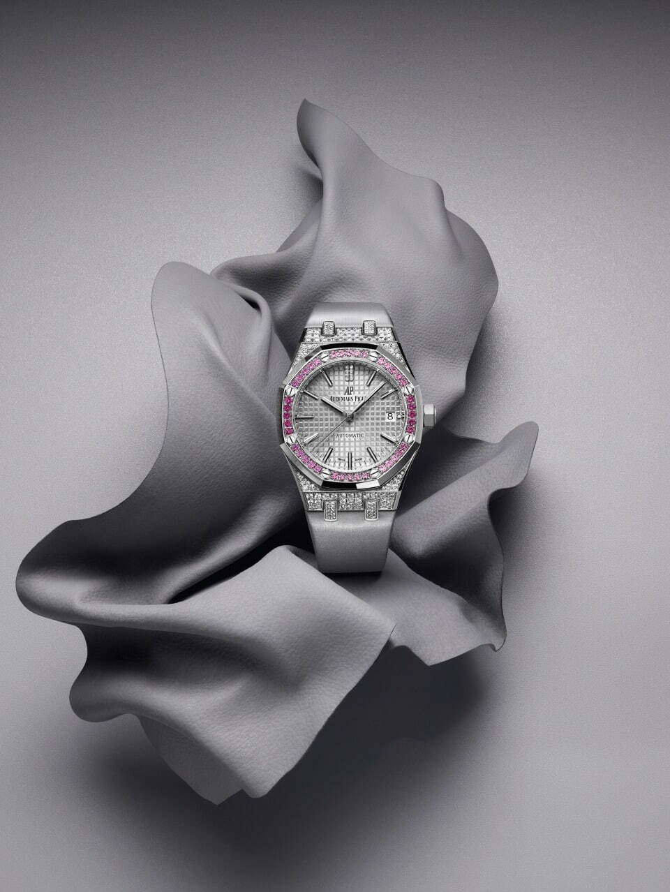 オーデマ ピゲの新作腕時計、ダイヤモンドとカラフルなジェムストーンを配したゴージャスな2型｜写真9