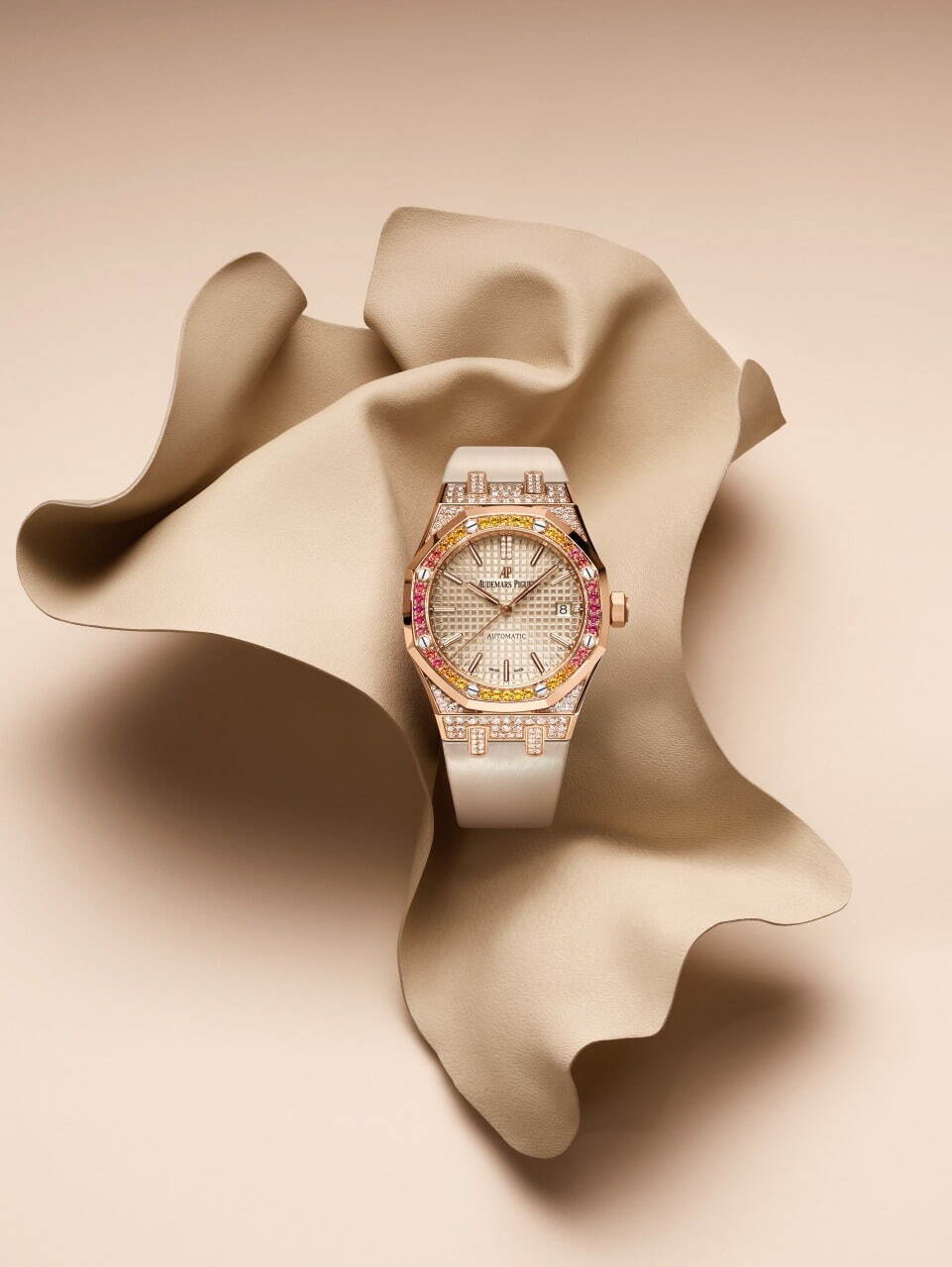 オーデマ ピゲの新作腕時計、ダイヤモンドとカラフルなジェムストーンを配したゴージャスな2型｜写真8