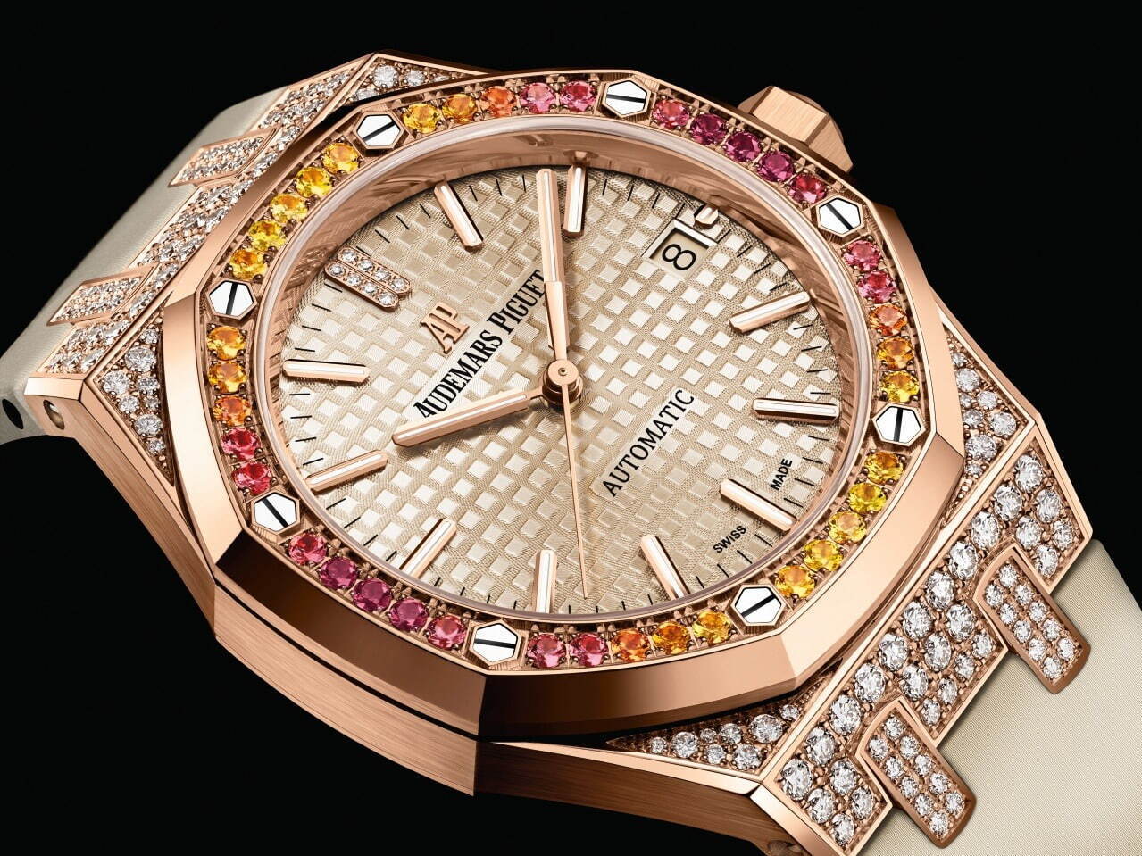 オーデマ ピゲの新作腕時計、ダイヤモンドとカラフルなジェムストーンを配したゴージャスな2型｜写真4