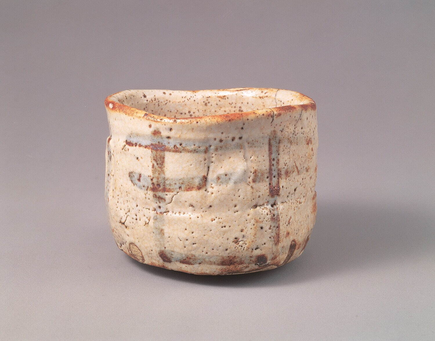 国宝《志野茶碗　銘卯花墻》三井記念美術館蔵［通期展示］