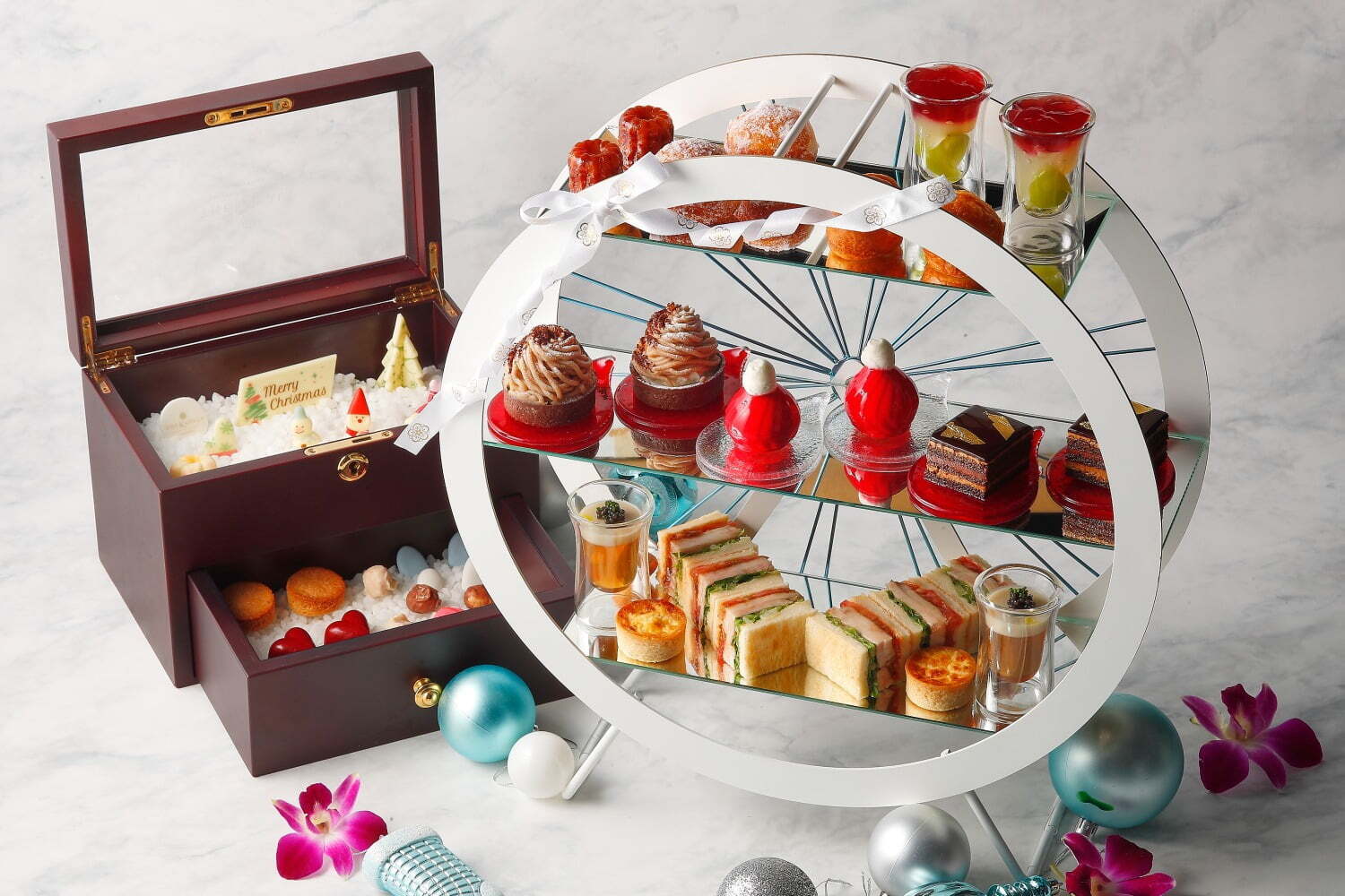 ハワイ｜ザ・カハラ・ホテル＆リゾート 横浜のクリスマスアフタヌーンティー、スイーツを並べた宝石箱