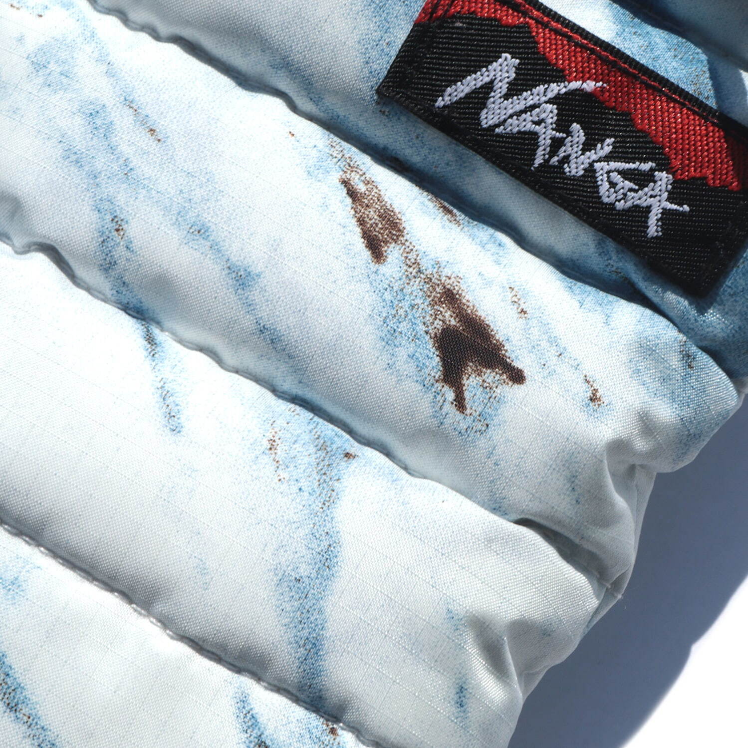 ナンガ“雪山”モチーフのマーブルパターンを配したダウンジャケット＆サンダル｜写真10