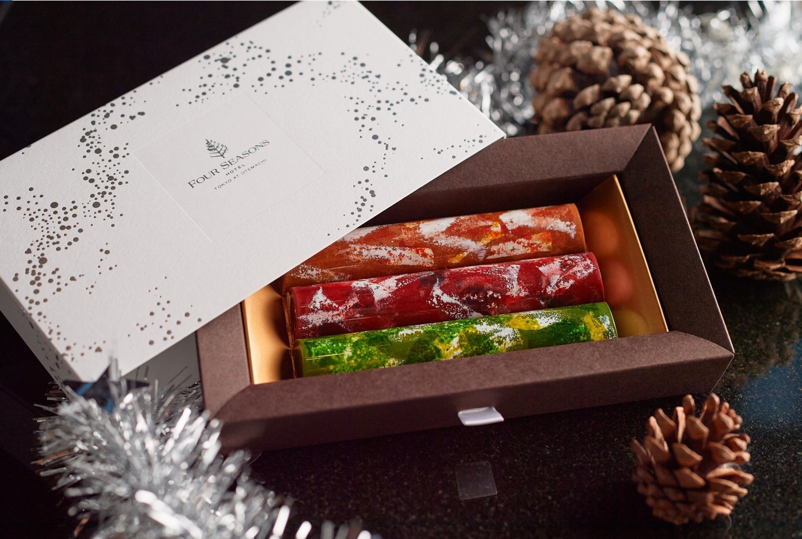 フォーシーズンズホテル東京大手町21年クリスマスケーキ、チェリーのコンポートを入れたピスタチオムース｜写真3