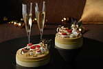 フォーシーズンズホテル東京大手町21年クリスマスケーキ、チェリーのコンポートを入れたピスタチオムース