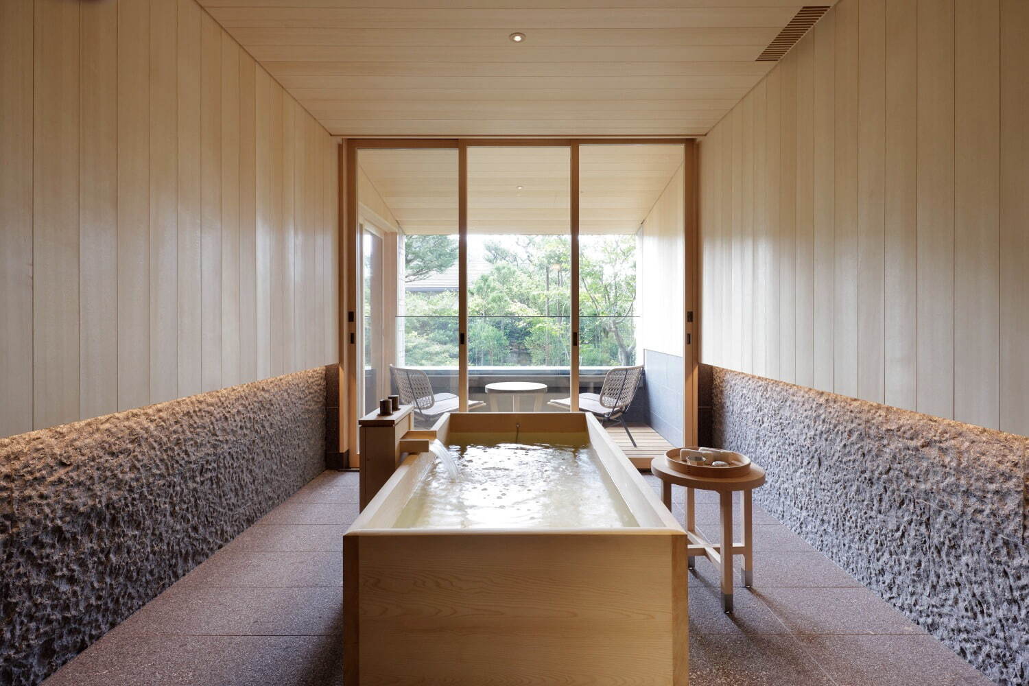 ラグジュアリーホテル「眞松庵」京都に、山並みを望むテラス付き客室＆美しい庭を楽しむ浴室｜写真8