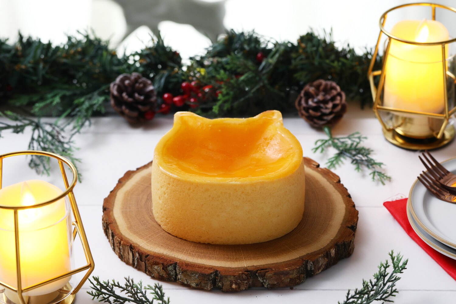 ねこねこチーズケーキ21年クリスマス、雪のようなクリームのせ2層仕立ての“ネコ型”チーズケーキ｜写真2