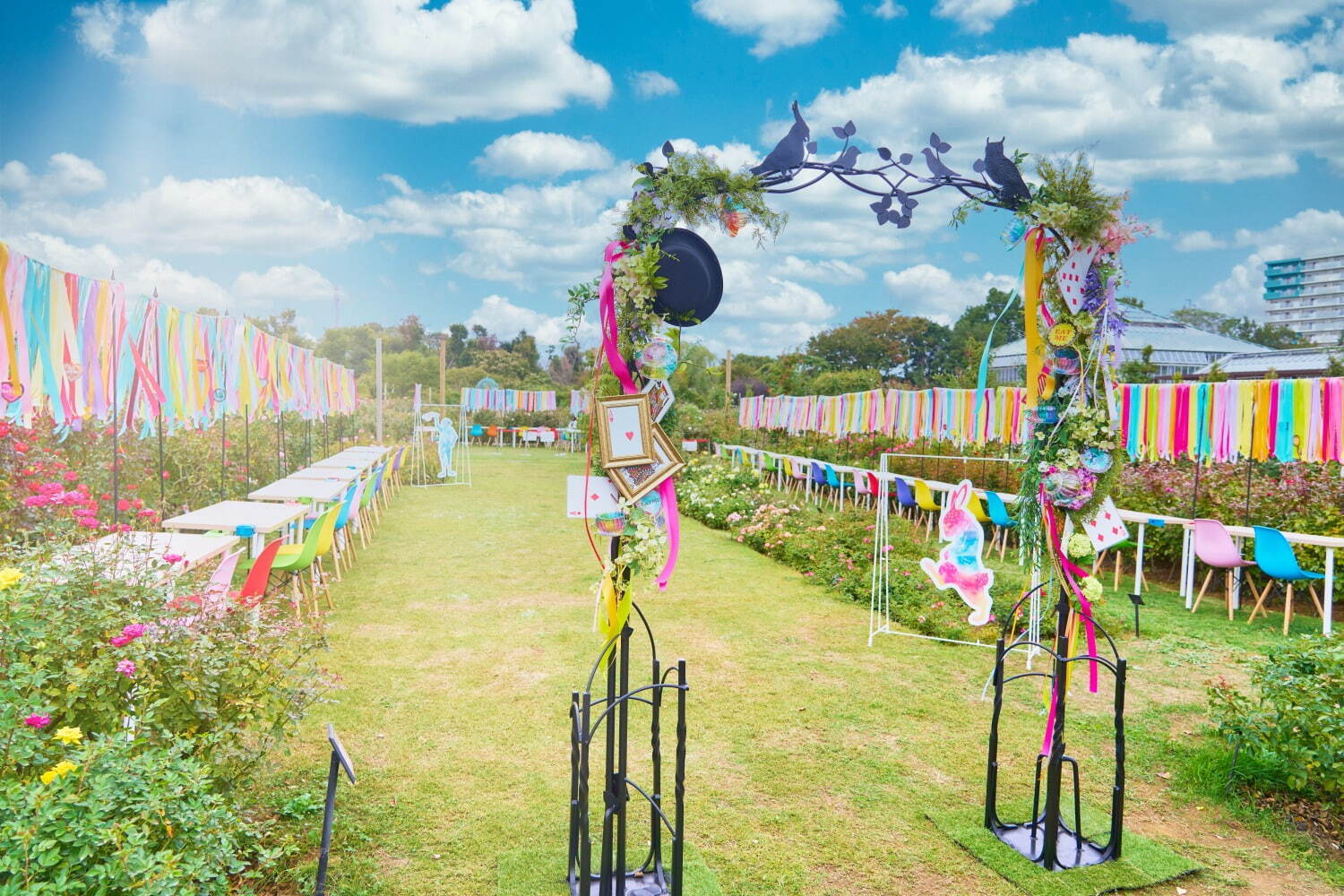 京成バラ園の秋イベント、約1,000品種が咲き誇る庭園で「不思議の国のアリス」モチーフのお茶会｜写真2