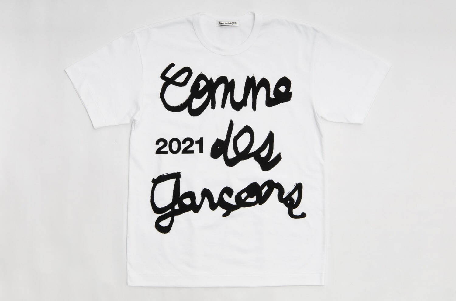 コム デ ギャルソン“手書きロゴ”のTシャツ＆スウェット、ブランド広告に使用されたロゴ採用｜写真3