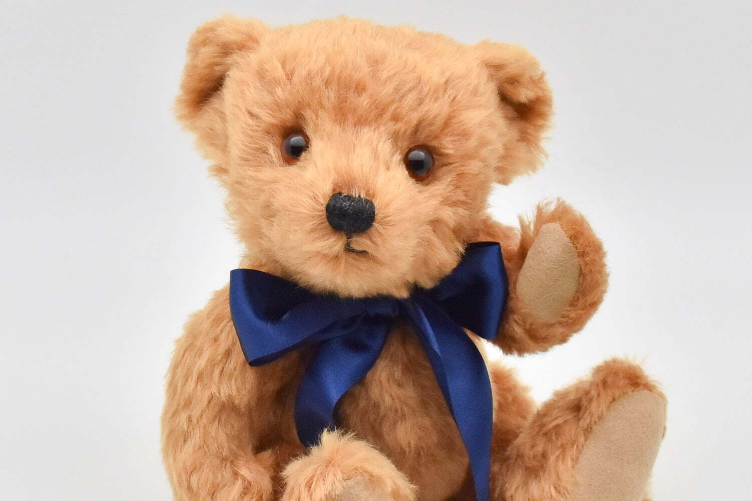 シュタイフ×『ウルトラセブン』のテディベア、真っ赤なモヘアに