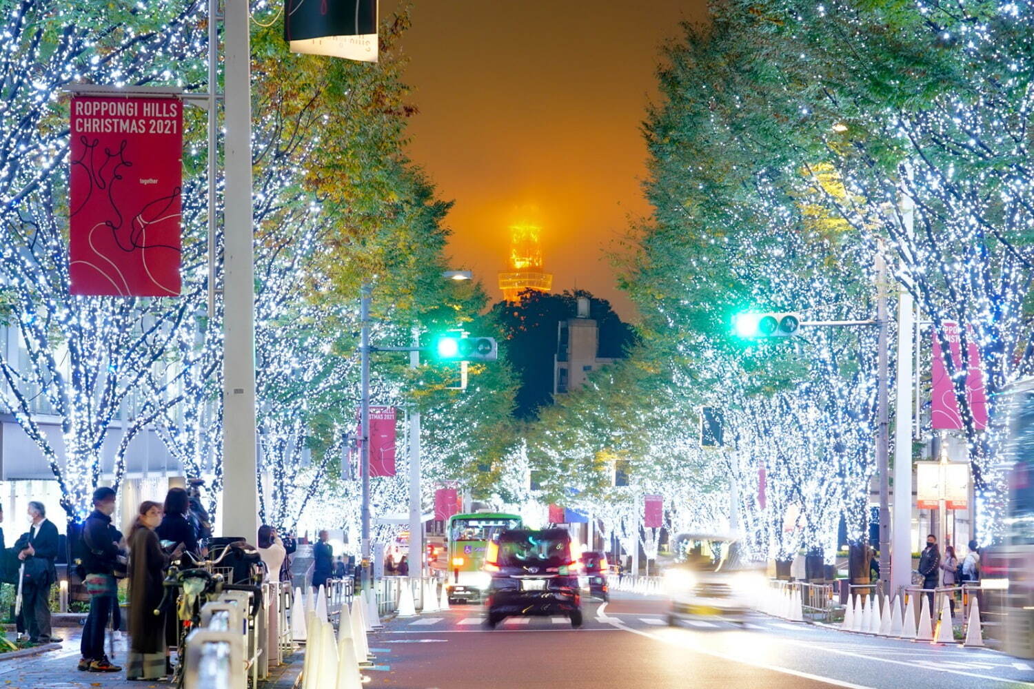 六本木ヒルズのクリスマスイルミネーション21 スノー ブルーに輝くけやき坂やドライフラワーツリー ファッションプレス