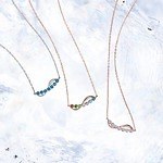 スタージュエリーのクリスマスジュエリー、波打つダイヤモンドネックレス＆“澄んだ海”に浮かぶ腕時計｜写真6