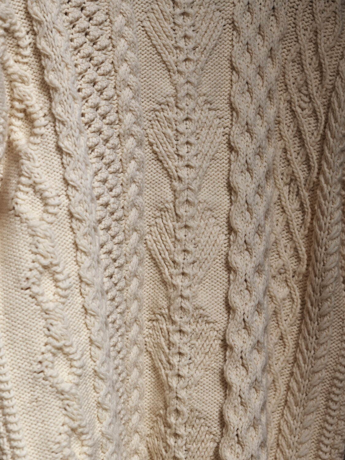 米富繊維「ディスイズアセーター」新作ニット、多様な編み柄の“21世紀