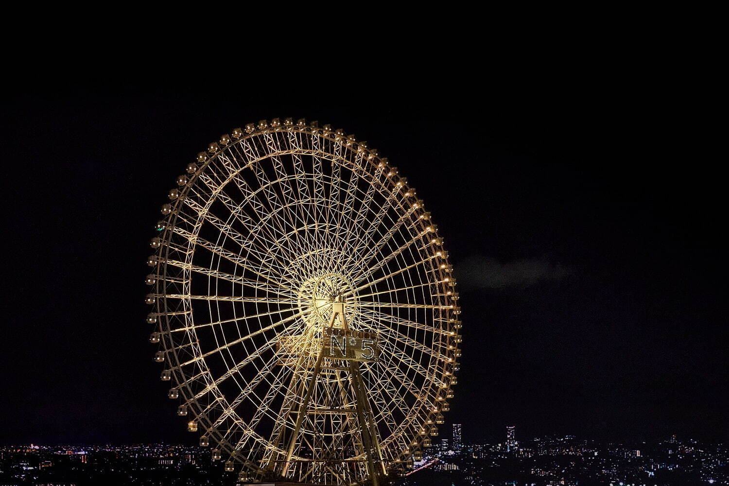 日本一高い観覧車 オオサカホイール シャネル N 5デザインにライトアップ ゴンドラへの乗車も ファッションプレス