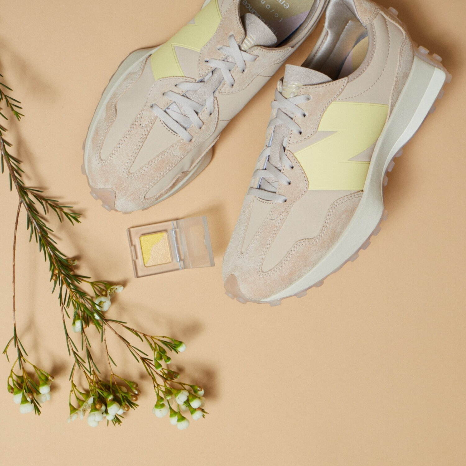 エミ(emmi), ニューバランス(New Balance), トーン(コスメ)(to/one) 327｜写真1