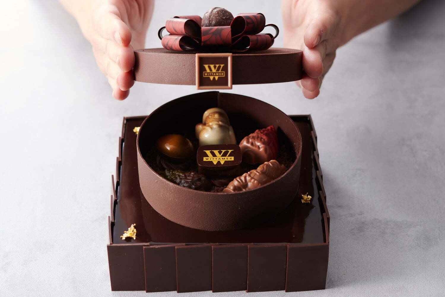 ヴィタメールの2021年クリスマスケーキ、“ショコラボックス”をのせたチョコレートケーキなど