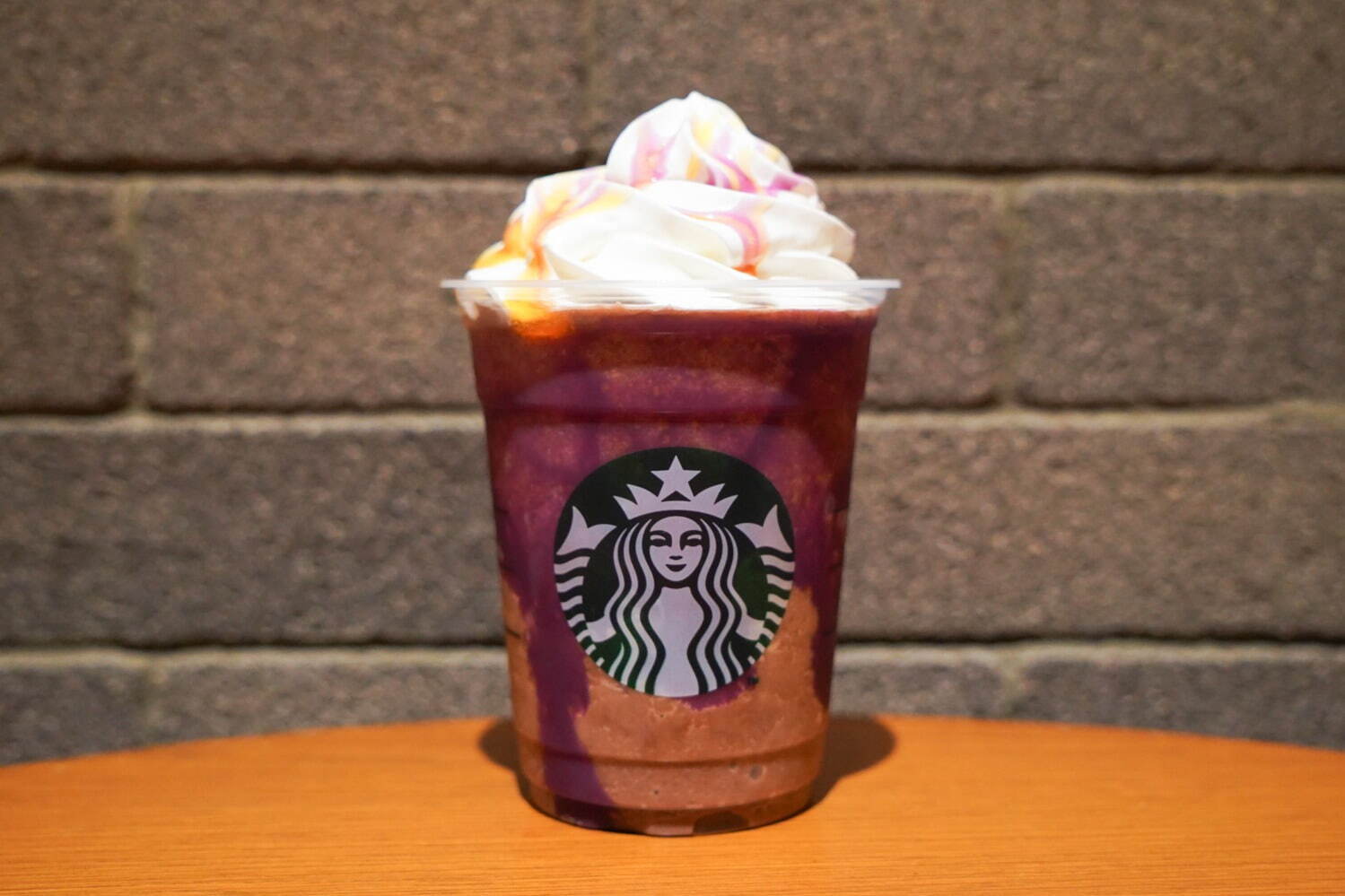 スタバのハロウィン“焼芋×チョコ”フラペチーノ、芋蜜ソースをかけて - 弾けるキャンディトッピングも｜写真2