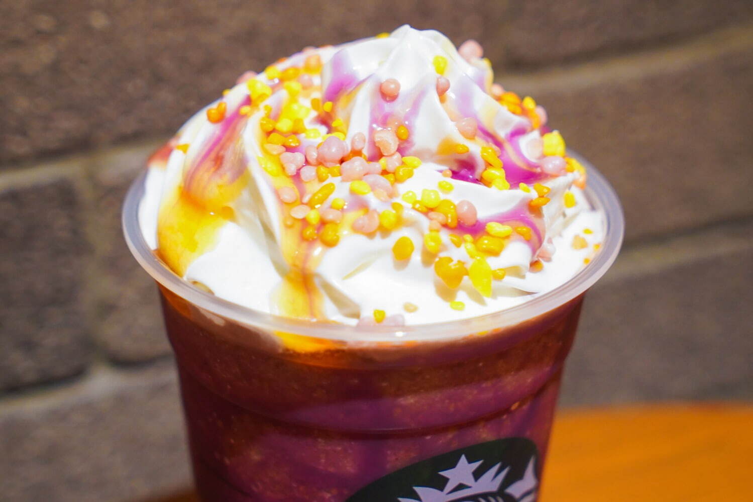 スタバのハロウィン“焼芋×チョコ”フラペチーノ、芋蜜ソースをかけて - 弾けるキャンディトッピングも｜写真5