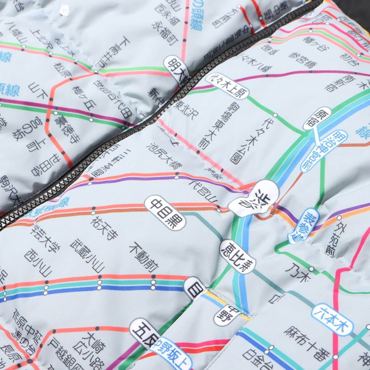 ファーストダウン×アトモス、東京＆NYの地下鉄路線図柄ダウンジャケット - リバーシブル仕様で｜写真6
