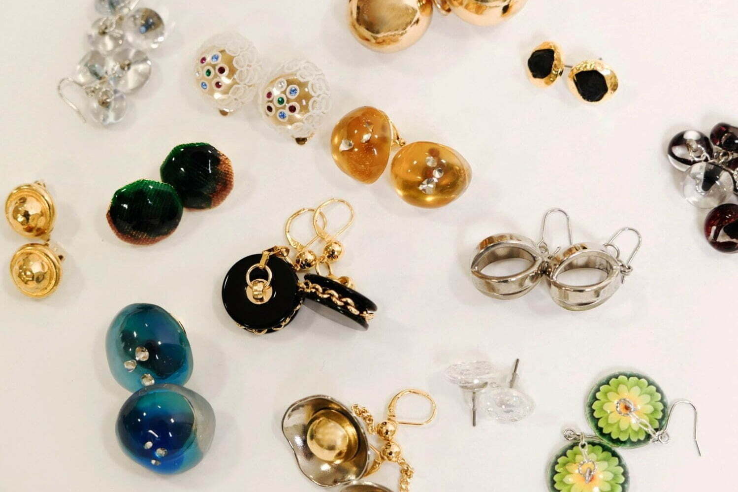 アカネ ウツノミヤの1970-80'sボタンで作る“1点もの”アクセサリー、クチュール時代のボタンも