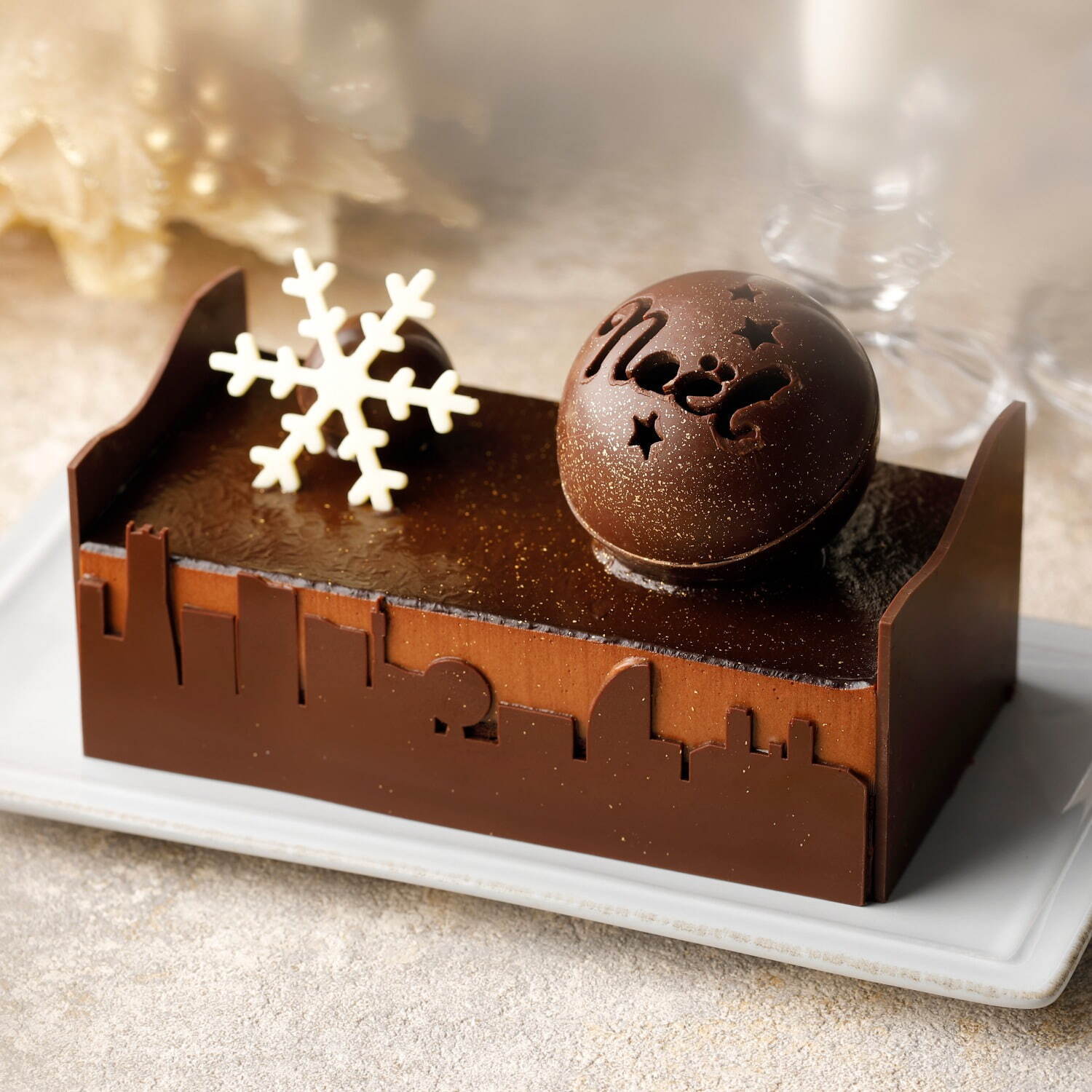 チョコレート専門店「バニラビーンズ」クリスマスケーキ、“みなとみらいの夜”イメージの9層チョコケーキ｜写真1