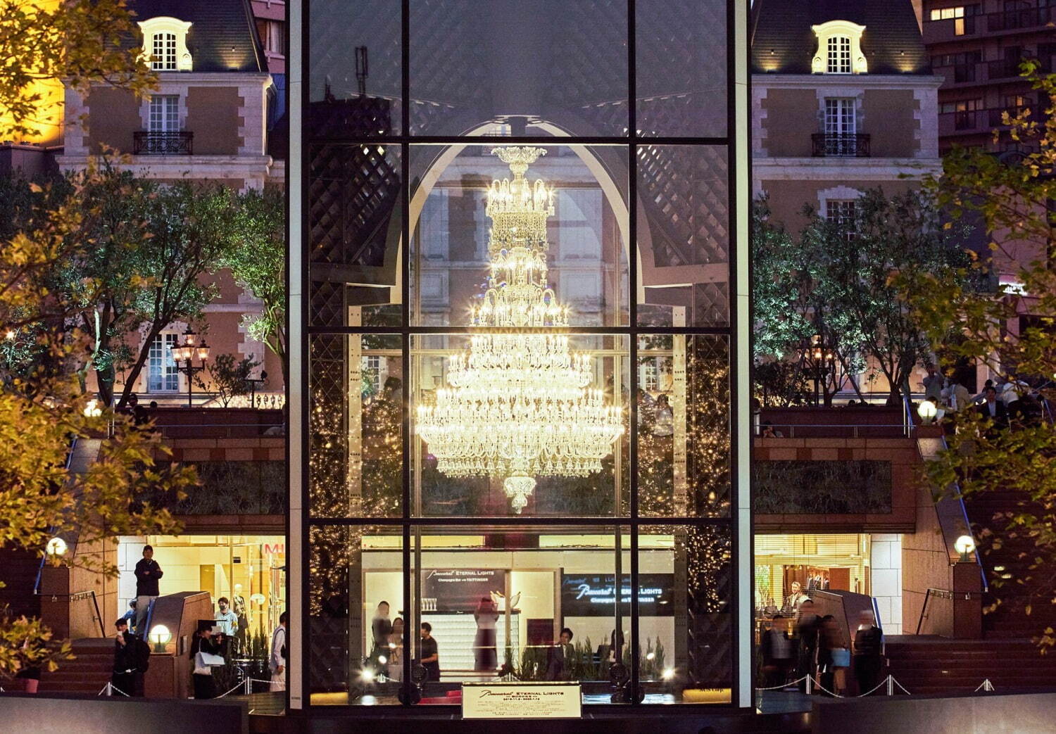 恵比寿ガーデンプレイス - “世界最大級”バカラシャンデリアをライトアップ