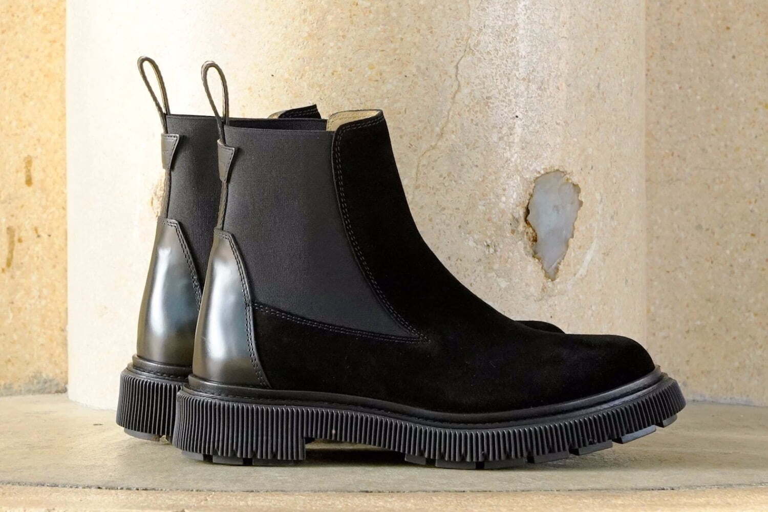 フォーサムワンのチェルシーブーツ - 上質なスエード＆トラックソールを採用、パリ発・アデューとコラボ