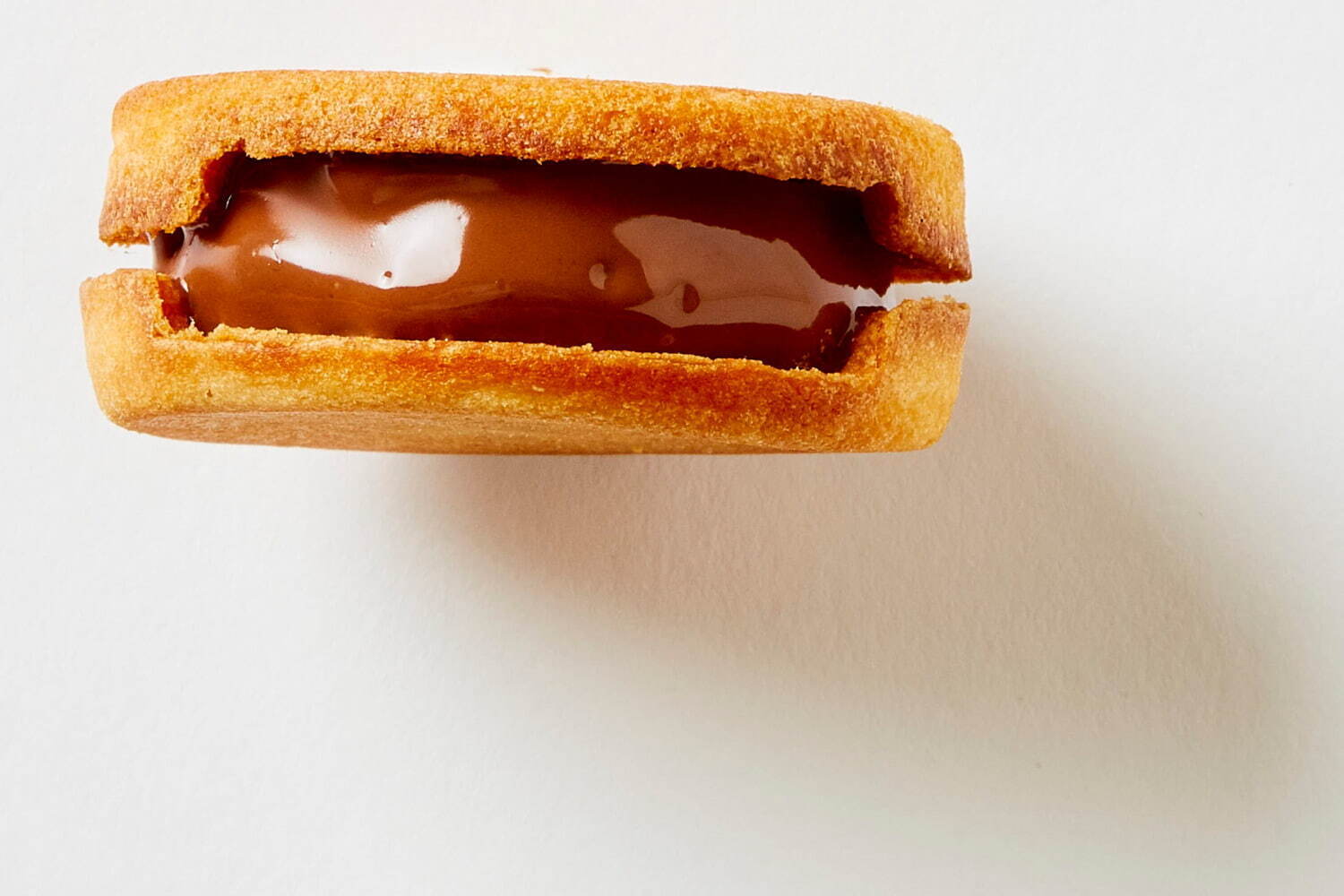 「スノーサンド」“冬しか味わえない”生チョコ入りカリカリクッキー再登場、新作マカロンバームクーヘンも｜写真14