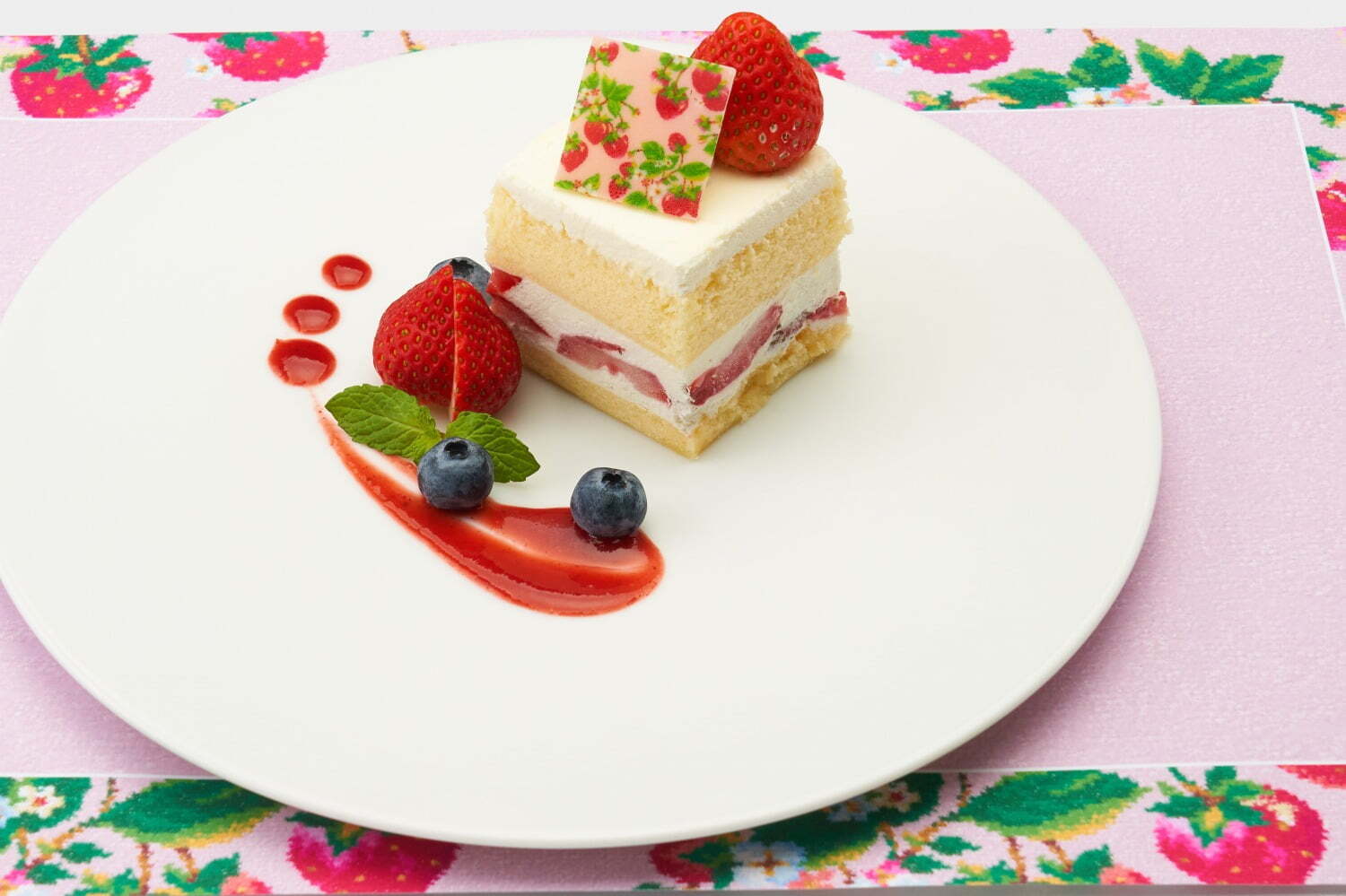 フェイラーのコラボカフェが青山に 苺柄 ストロベリーフィールド のチョコ付きパフェ ケーキ ファッションプレス フェイラーのコラボカフェが青山に 苺柄 ストロベリーフィールド のチョコ付きパフェ ケーキ ファッションプレス