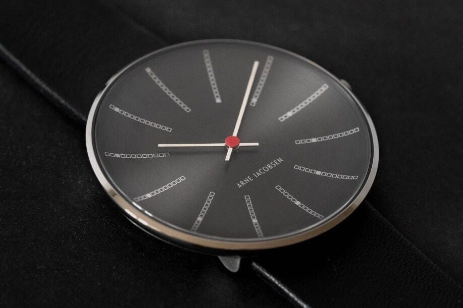 ムーブメント｜アルネ ヤコブセン“デンマーク国立銀行”着想の腕時計、新色グレー - 12個のブロックで示す時間