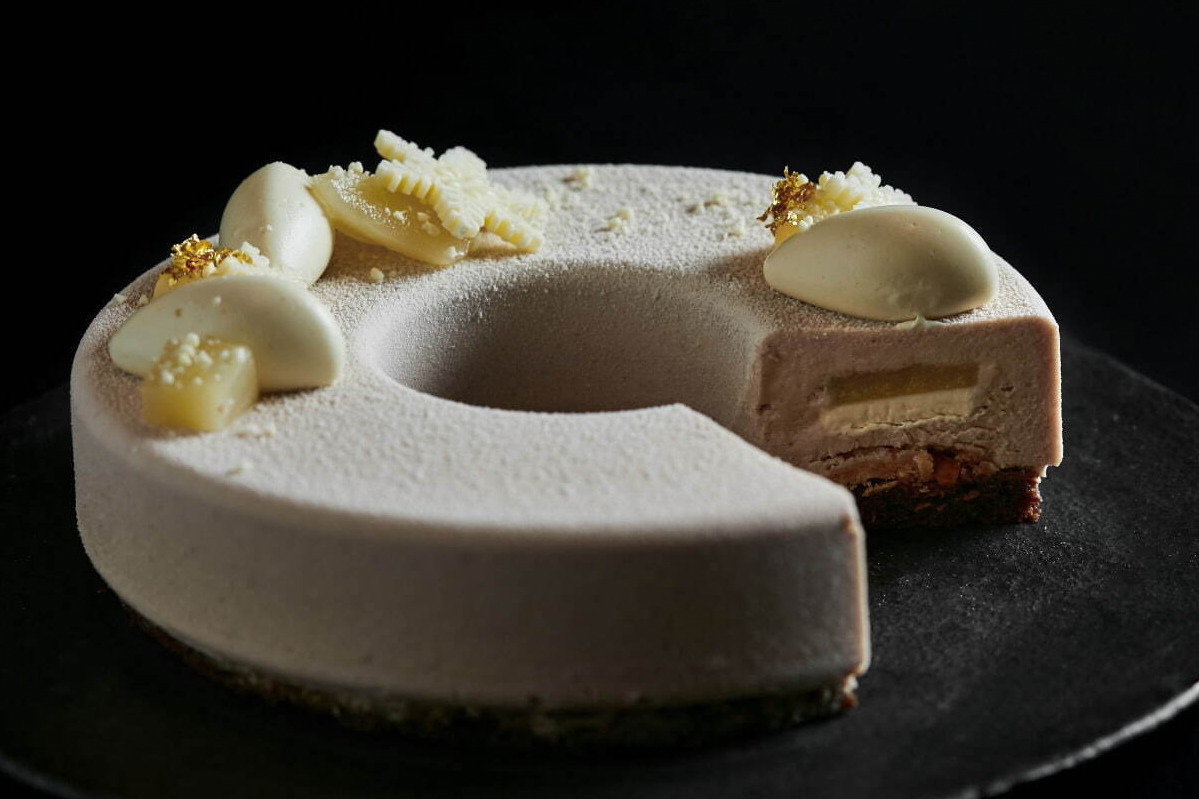 トランクホテル“冬の森”着想の2021年クリスマスケーキ、ゴマ＆フルーツゼリー入りチョコケーキなど