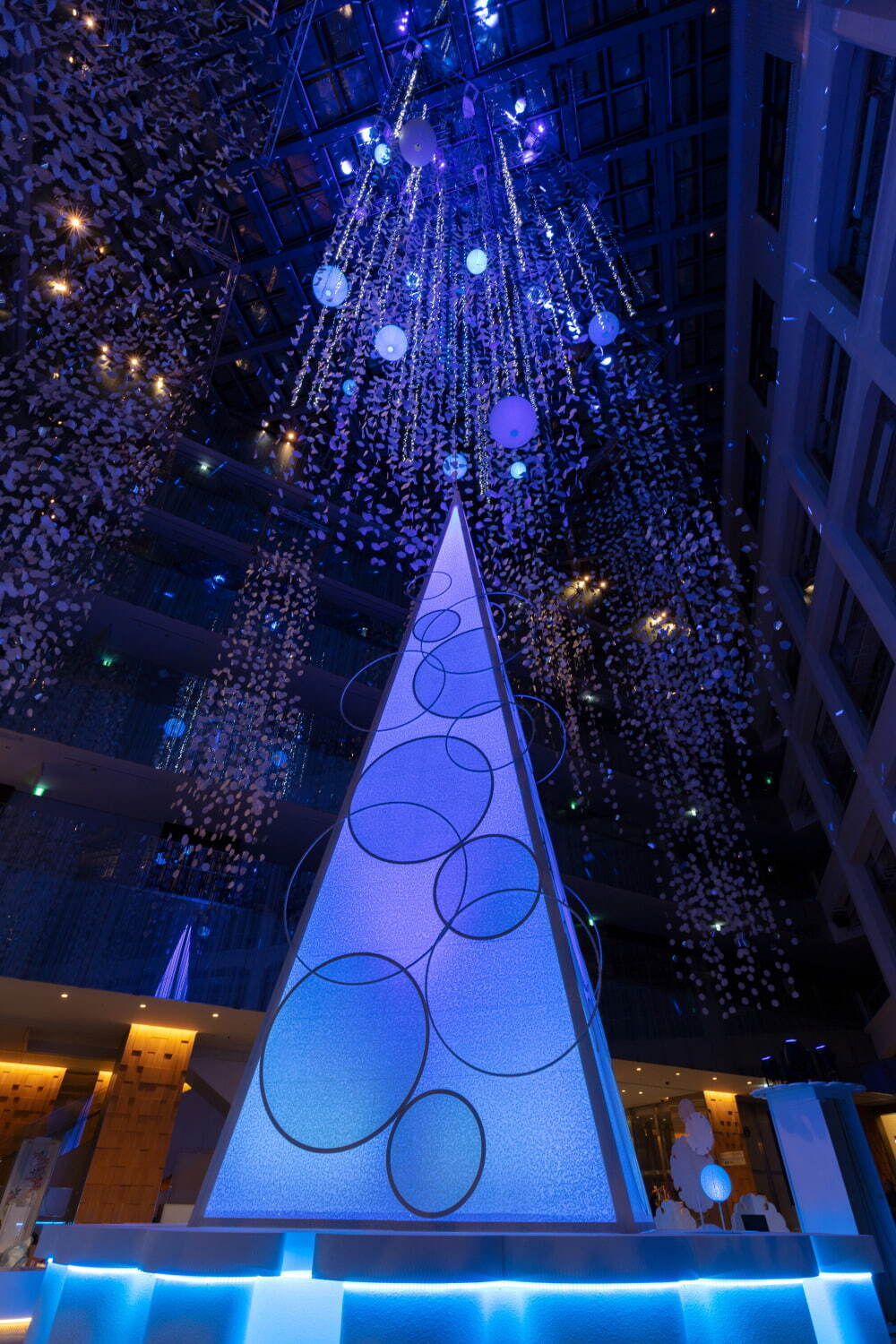 丸の内KITTEの“和紙”クリスマスツリー、“降り注ぐ雪”を表現した光の演出＆雪の結晶オブジェも｜写真4
