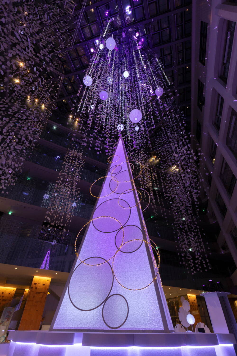 丸の内KITTEの“和紙”クリスマスツリー、“降り注ぐ雪”を表現した光の演出＆雪の結晶オブジェも｜写真5